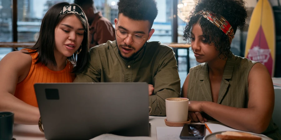 time de equipe trabalhando com assinatura de telemedicina e saúde garantida pelos cartões filóo saúde